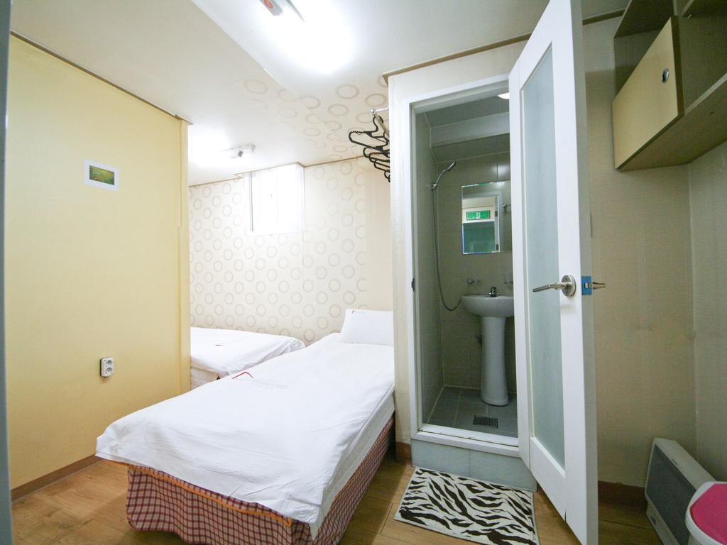 Guesthouse Myeongdong Сеул Номер фото
